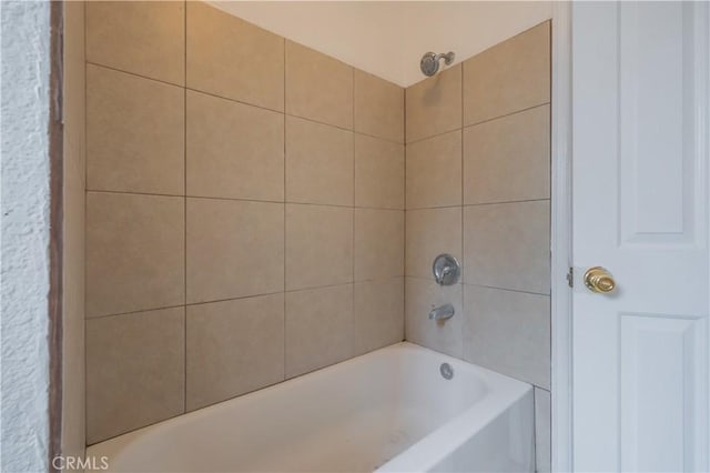 bathroom featuring tiled shower / bath combo