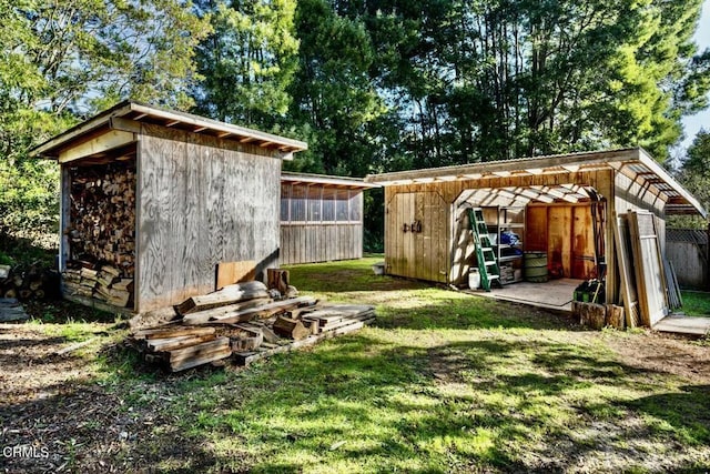 view of outdoor structure featuring a yard