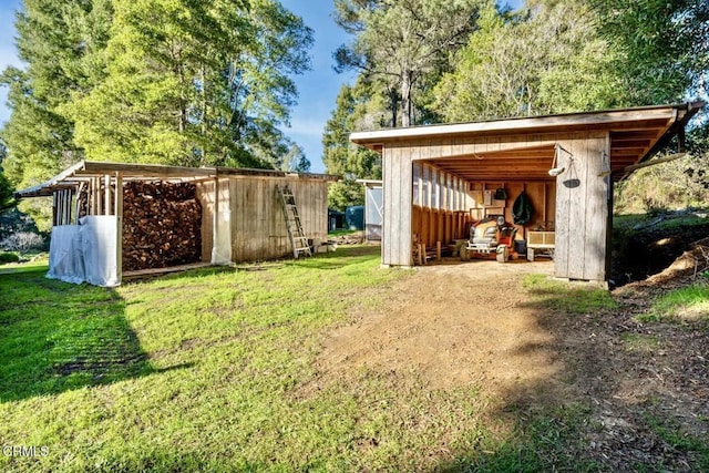 view of yard featuring an outdoor structure