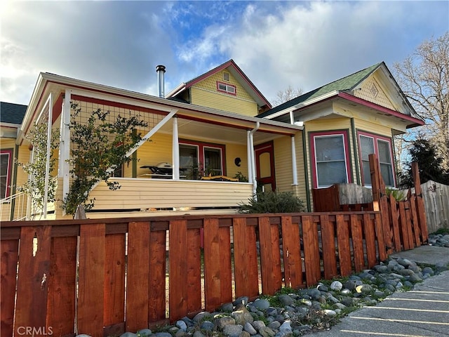 view of front of property featuring covered porch