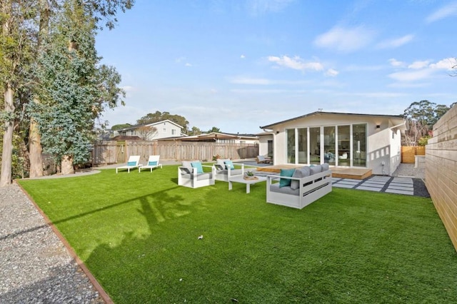 view of yard featuring outdoor lounge area