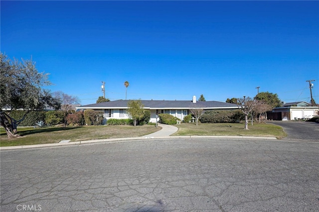 ranch-style house featuring a front lawn