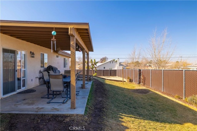 view of yard featuring a patio area