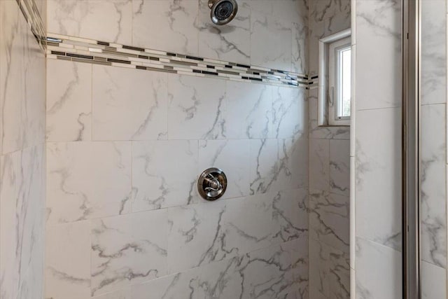 bathroom featuring tiled shower