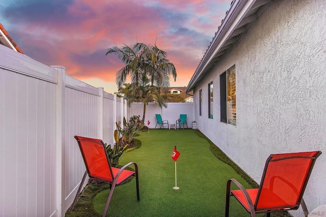 view of yard at dusk