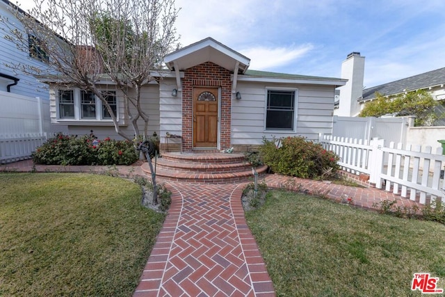 view of front facade with a front yard