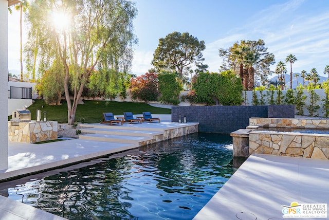 view of swimming pool