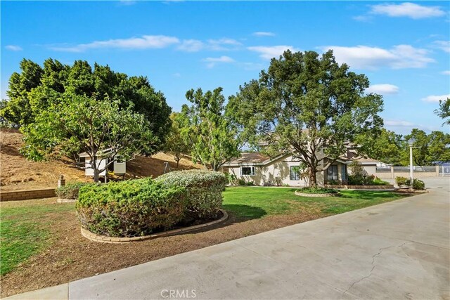 view of front of property featuring a front yard