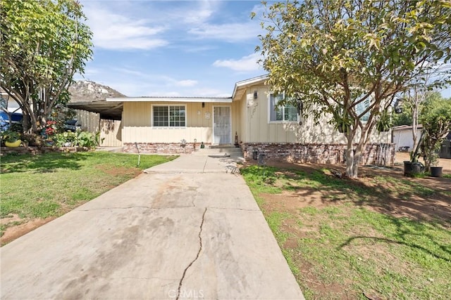 view of front of property featuring a front lawn