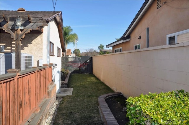 view of side of property featuring a lawn