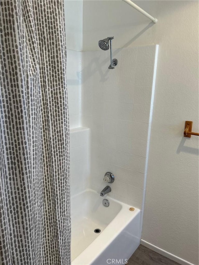 bathroom featuring tiled shower / bath combo