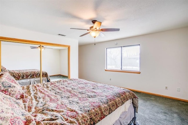 bedroom with carpet floors, a textured ceiling, ceiling fan, and a closet