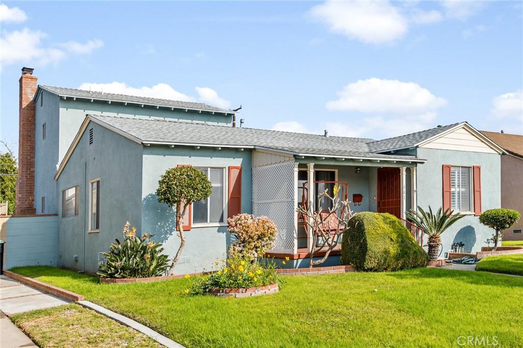 view of front of home featuring a front lawn