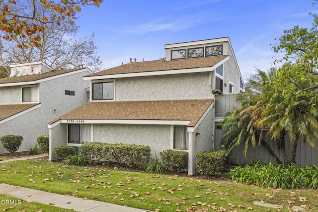 view of front of property with a front lawn