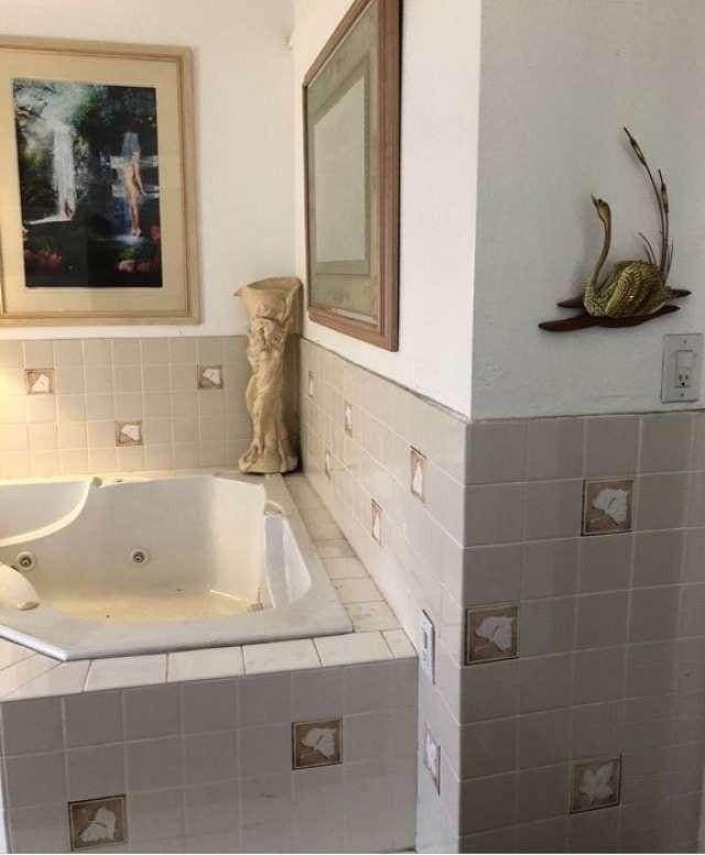 bathroom featuring tiled tub