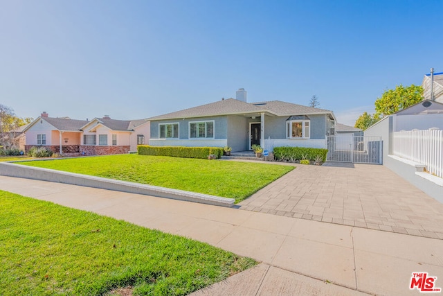 single story home with a front lawn