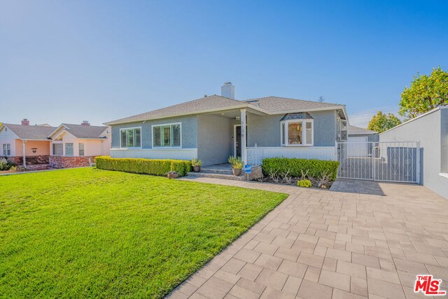 view of front of home featuring a front yard