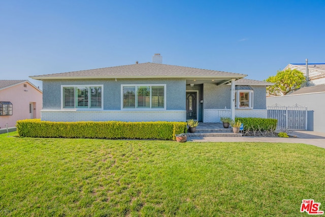 view of front of property with a front yard