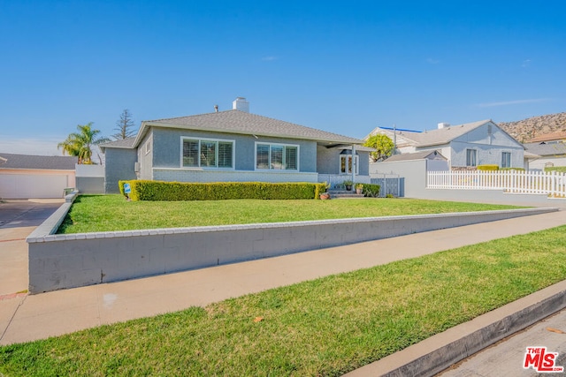 view of front of house featuring a front yard