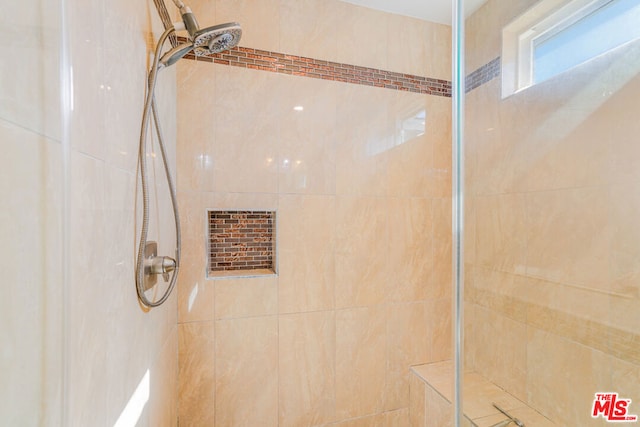 bathroom featuring a tile shower