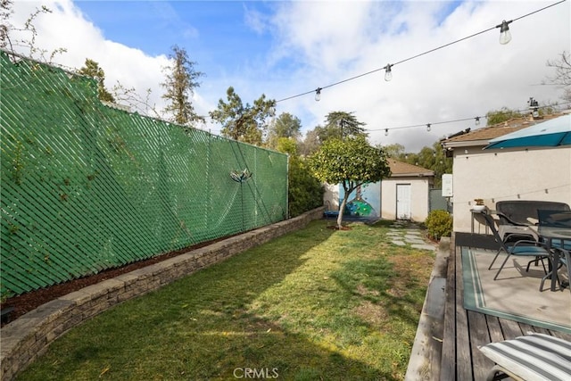 view of yard with an outbuilding