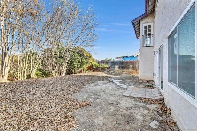 view of yard featuring a patio area