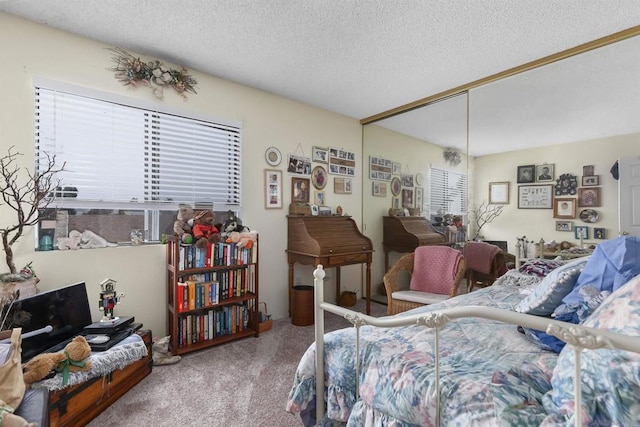 bedroom featuring carpet floors, a textured ceiling, and a closet