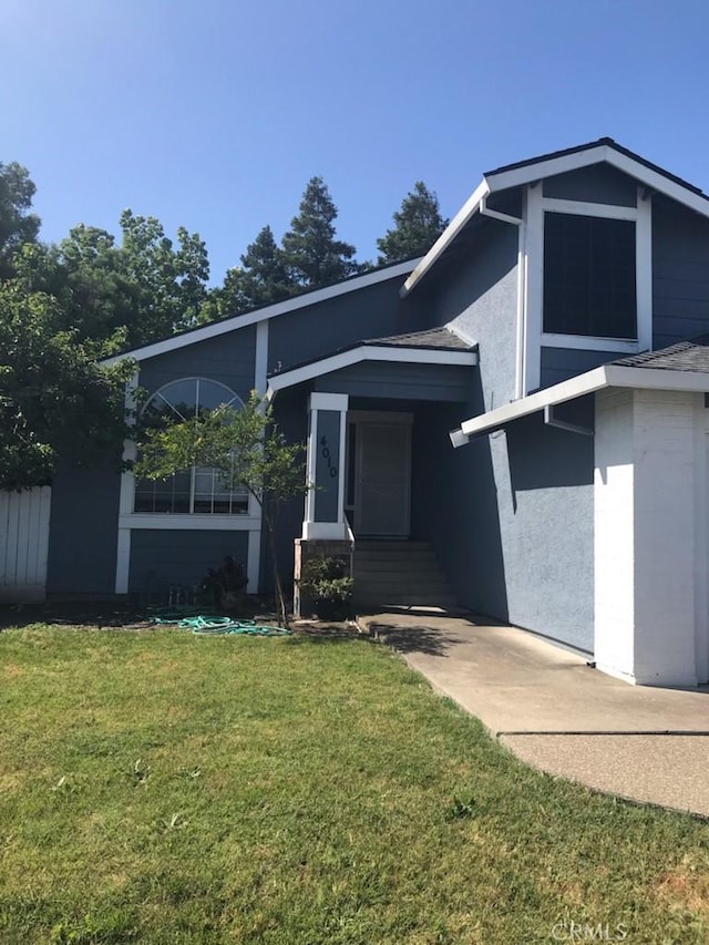 view of front of property featuring a front lawn