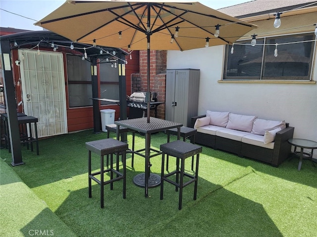 view of yard featuring outdoor lounge area