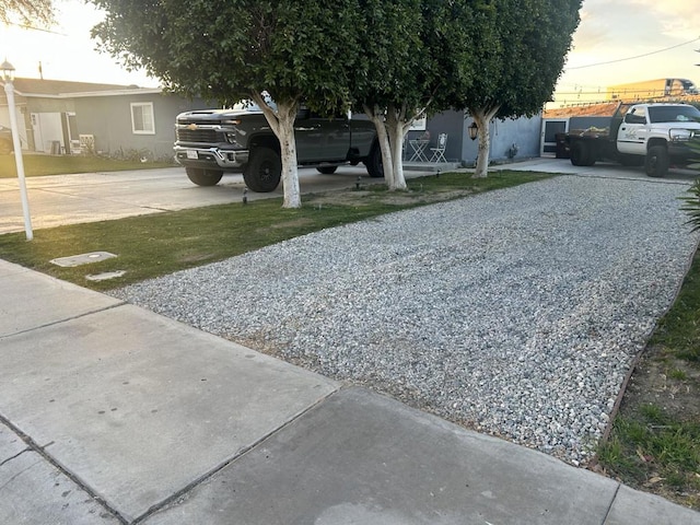 view of yard at dusk