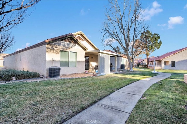 view of front of home featuring cooling unit and a front lawn