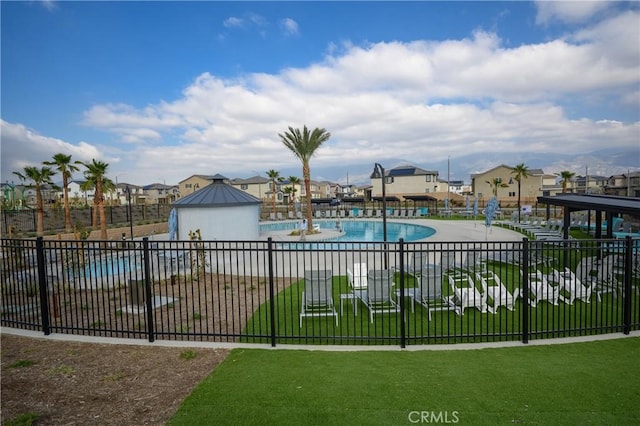 view of swimming pool featuring a yard