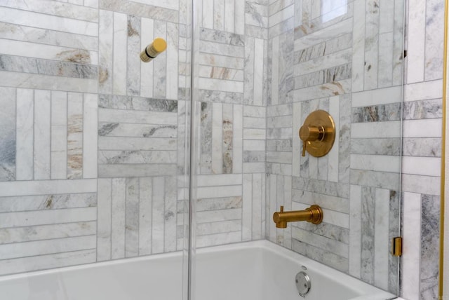 bathroom with tiled shower / bath