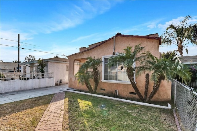 view of front of house with a front yard