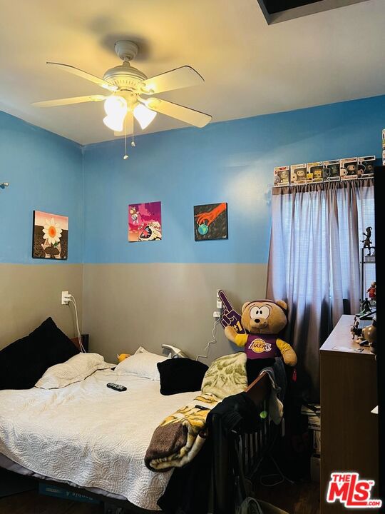 bedroom featuring ceiling fan