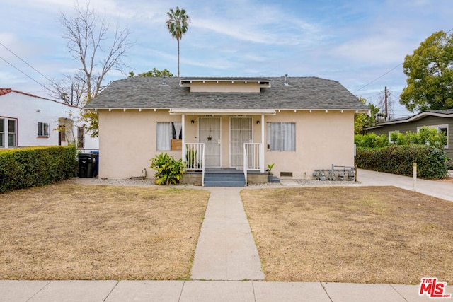 bungalow featuring a front lawn