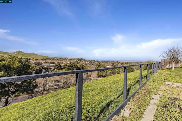 view of yard featuring a mountain view