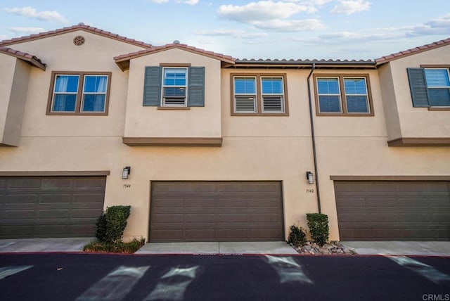 view of front facade featuring a garage