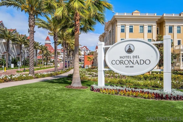 community / neighborhood sign featuring a lawn