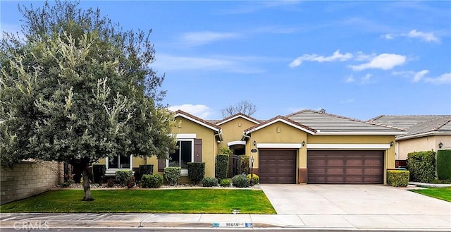 view of front facade featuring a garage and a front yard