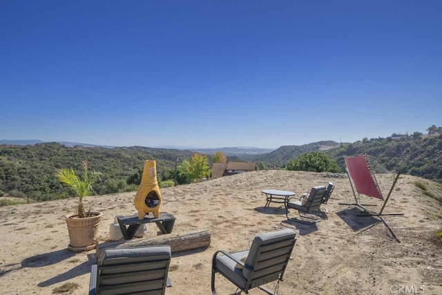 view of yard with a mountain view