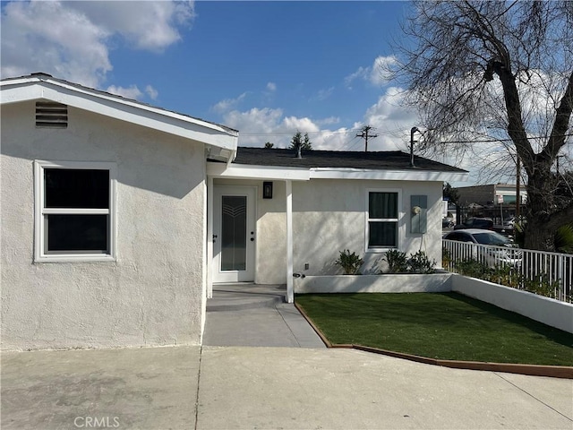 view of front of home with a patio area and a front lawn