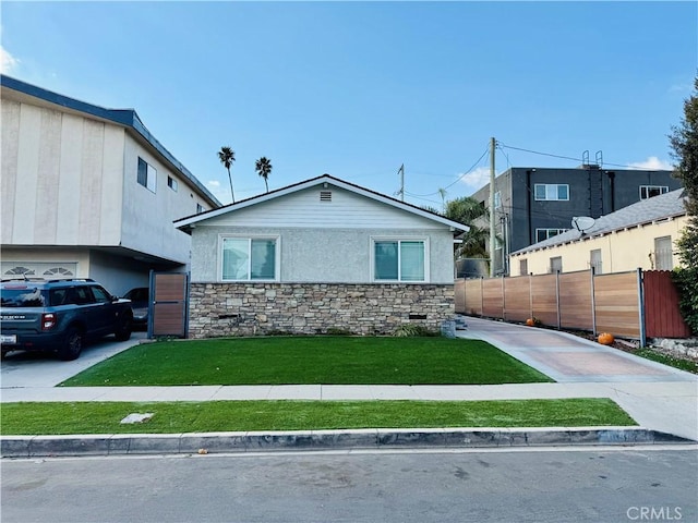 view of front of home featuring a front yard