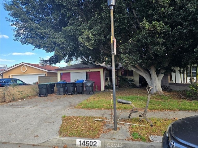 view of front of property featuring a garage