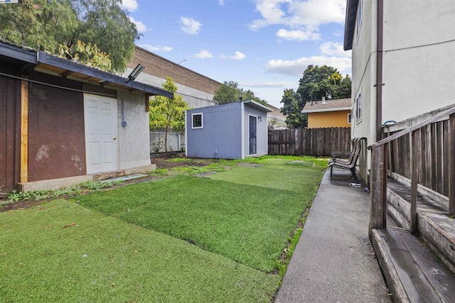 view of yard featuring a storage shed