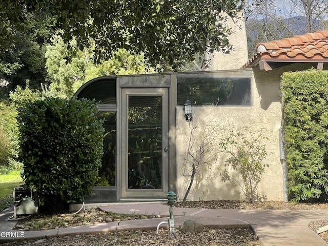 205 Pirie Rd Unit 64, Ojai, CA 93023 - doorway to property featuring stucco siding and a tiled roof
