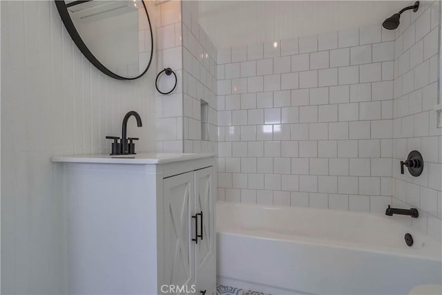 bathroom with tiled shower / bath and vanity