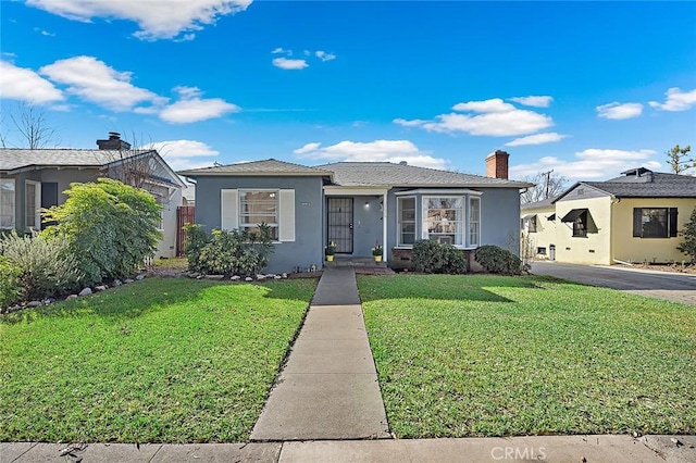 view of front of home featuring a front yard