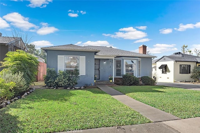 view of front of home featuring a front lawn