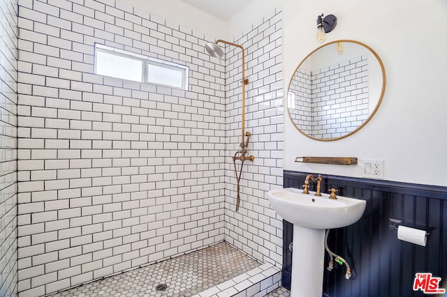 bathroom featuring a tile shower